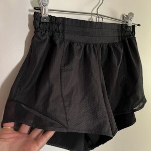 Lululemon Hotty Hot Low-Rise Lined Short 2.5" SZ 4